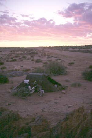 Camping mit Fahrrad am Abend