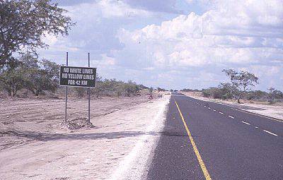 Neue Strae Windhoek - Maun; Ende der Straenmarkierung